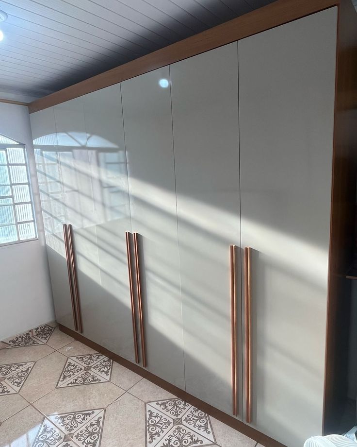 Guarda-roupa de 6 portas montado e alinhado em quarto de cliente